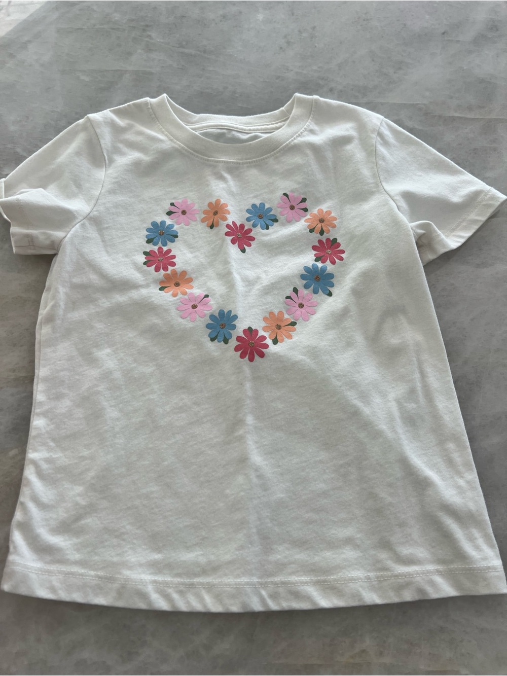 NWOT, Cat & Jack white short sleeve shirt with flower heart, size 5